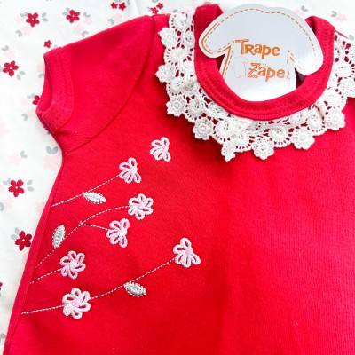  CONJ. DE MALHA 3 PEÇAS - Flores Bordadas e Gola Gripyr - Off White e Vermelho